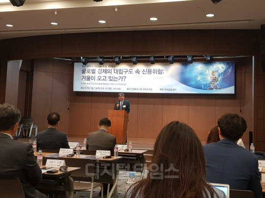 권재민 스탠더드앤드푸어스(S&P) 한국 대표가 11일 국제금융센터 주최로 서울 중구 은행회관에서 열린 '글로벌 경제의 대립구도 속 신용위험: 겨울이 오고 있는가?' 세미나에서 인사말을 하고 있다. 진현진 기자